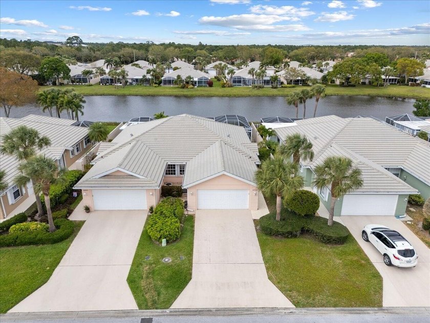 Beautiful 2Bd, 2Ba waterfront POOL villa. Ideally located in the - photo 2