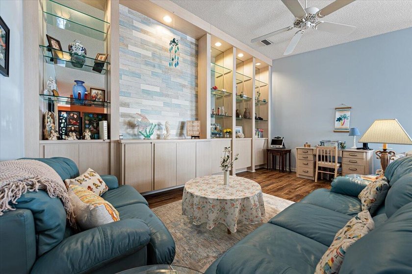 Beautiful 2Bd, 2Ba waterfront POOL villa. Ideally located in the - photo 7