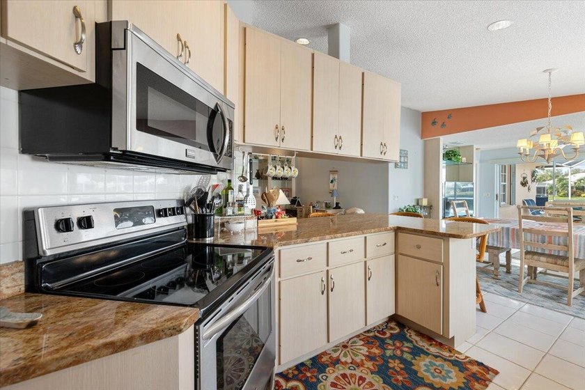 Beautiful 2Bd, 2Ba waterfront POOL villa. Ideally located in the - photo 10