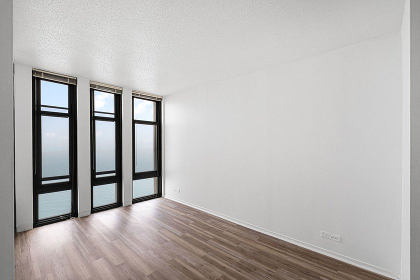 Stunning lake and skyline views await in this spacious - photo 4