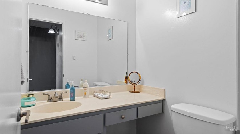 Spacious 3 bedroom, 2.5 bathroom split-level condo offering 1 - photo 5