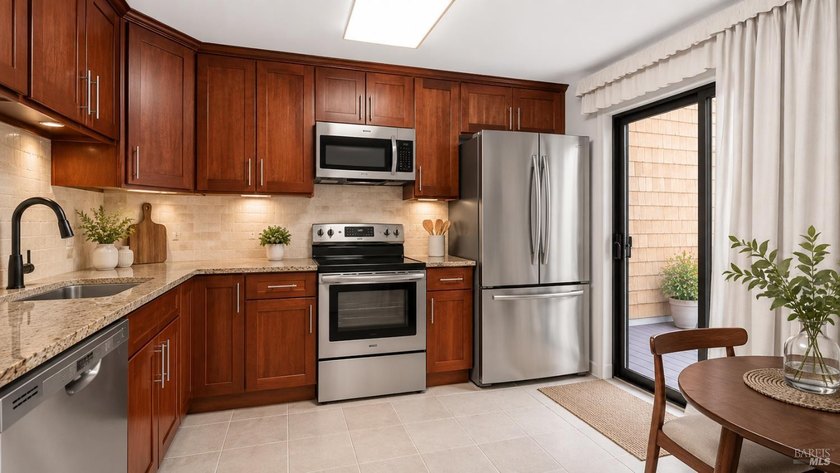 Spacious 3 bedroom, 2.5 bathroom split-level condo offering 1 - photo 8