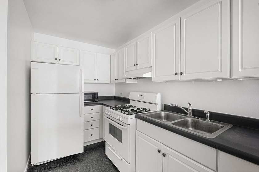Stunning lake and skyline views await in this spacious - photo 9