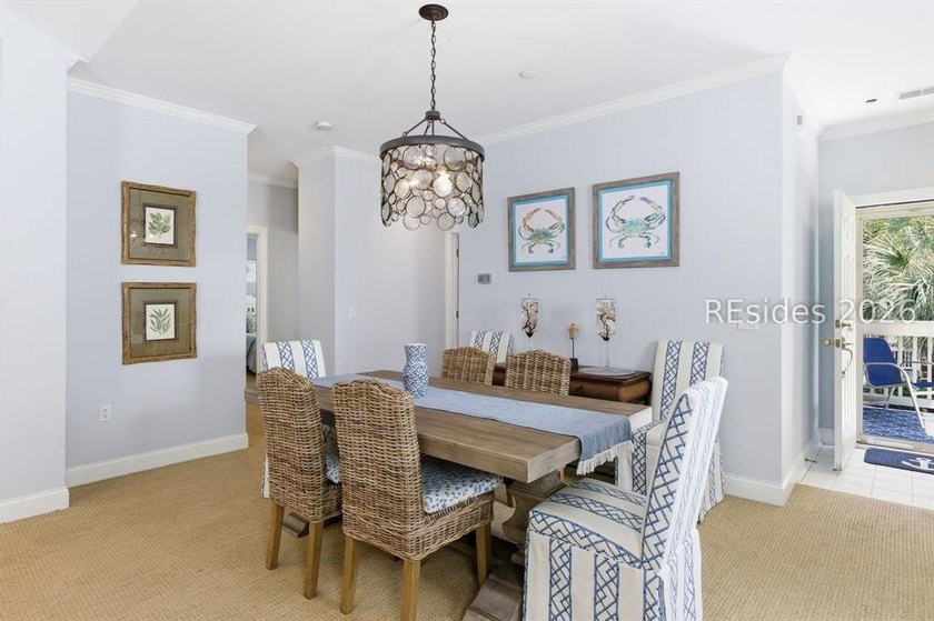 Beautiful and bright 3BR 3BA. End unit. Spacious &amp; inviting - photo 2