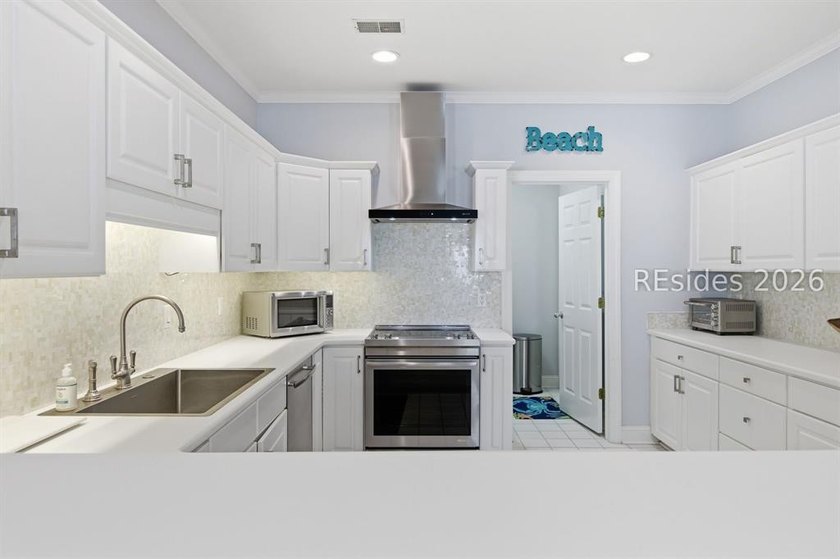 Beautiful and bright 3BR 3BA. End unit. Spacious &amp; inviting - photo 6