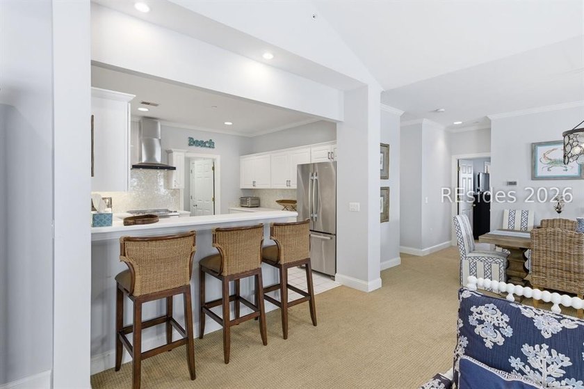 Beautiful and bright 3BR 3BA. End unit. Spacious &amp; inviting - photo 7