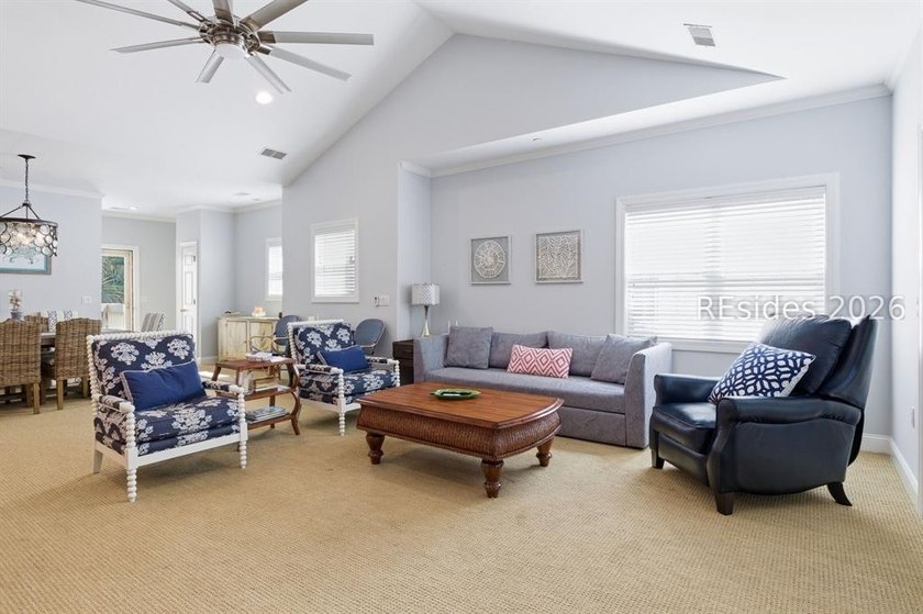 Beautiful and bright 3BR 3BA. End unit. Spacious &amp; inviting - photo 8