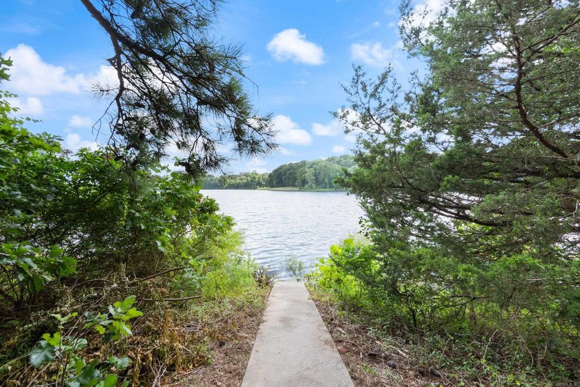 Lakefront Property with 10 Acres - Perfect for a Gentleman's - photo 3