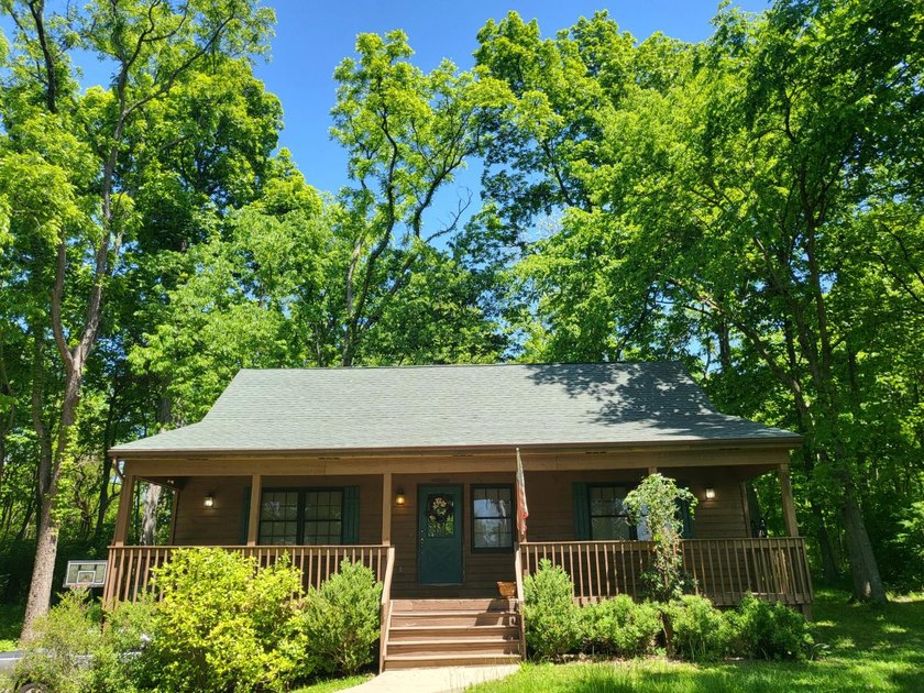 Cabin vibes, wooded views, extra lot, under $300,000.00. Located - photo 2
