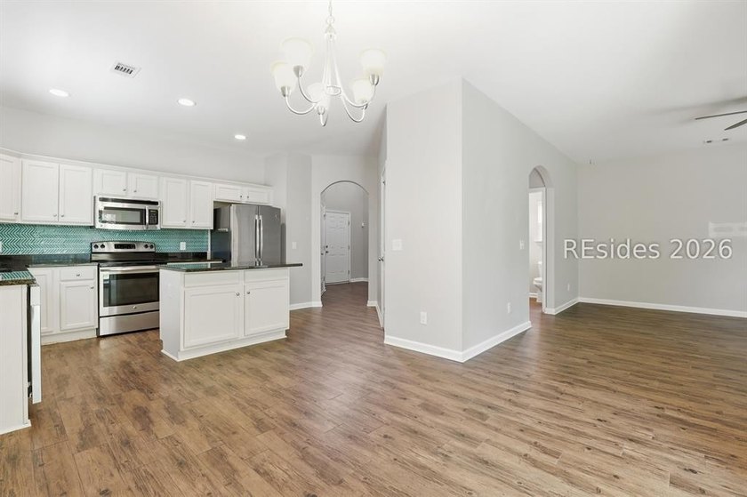 Welcome to 7 Wolf Creek Cove, a beautifully maintained home - photo 4