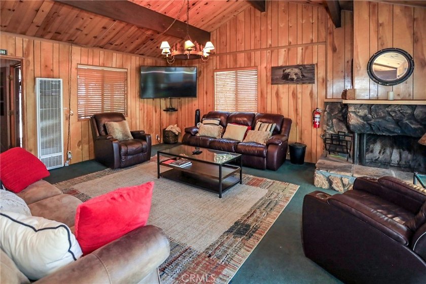 Mountain charm meets modern comfort in this well-maintained - photo 8