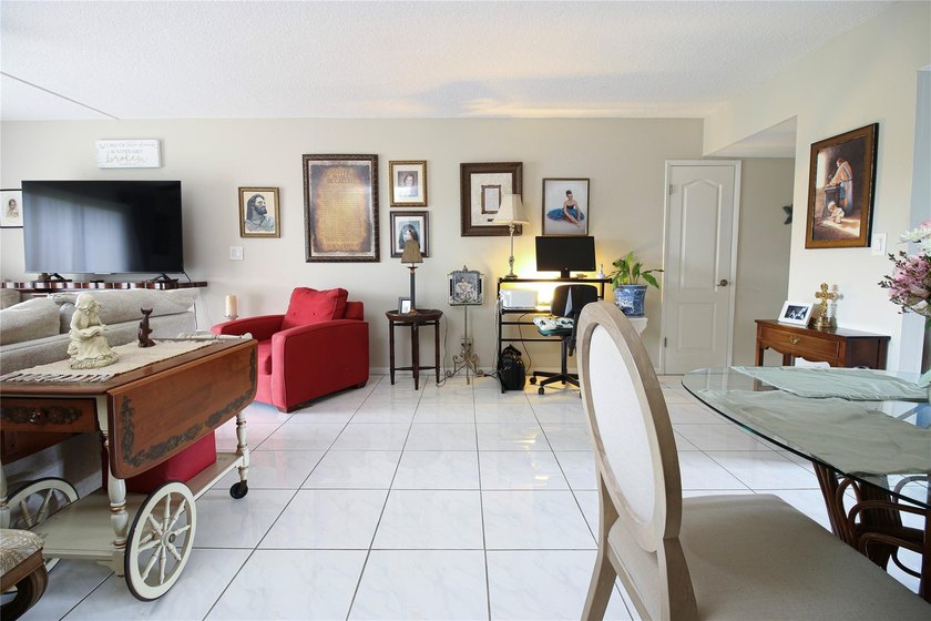 Briarwood Club in the heart of Coral Springs, tucked behind - photo 6