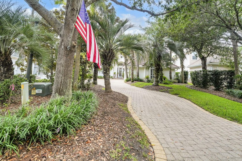 Welcome to luxury, low-maintenance living in the prestigious - photo 2
