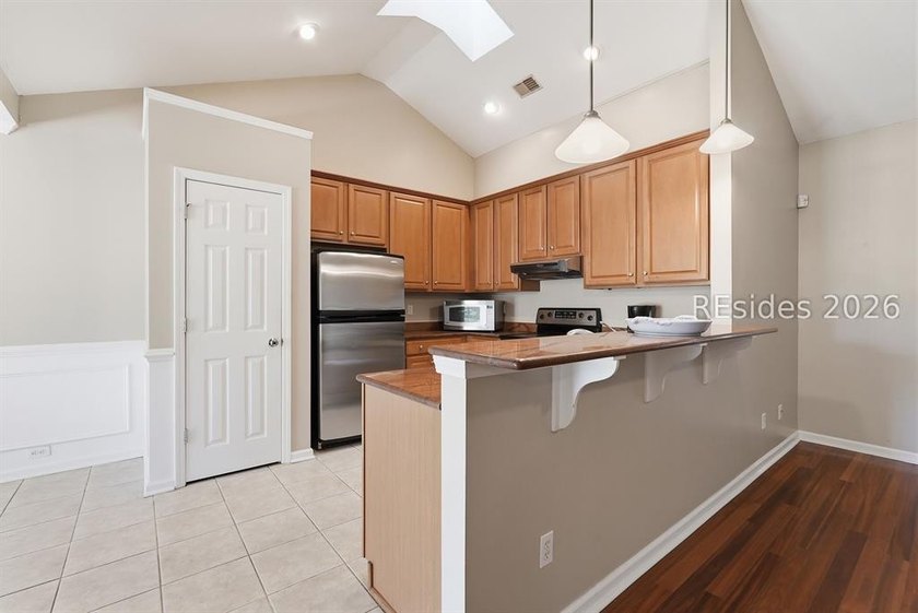 Enjoy peaceful lagoon views and an open-concept home, ideally - photo 9
