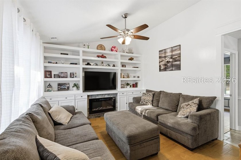 NO HOA! Spacious and inviting 4-bedroom, 2-bath brick home - photo 5