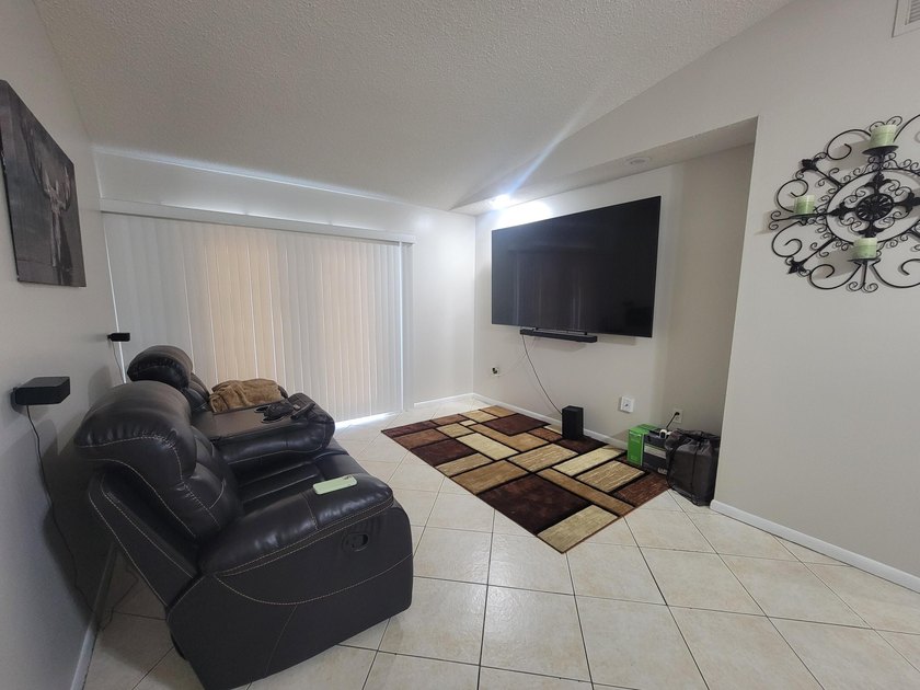ATTENTION INVESTORS! Nice one-bedroom one and half bath unit in - photo 3