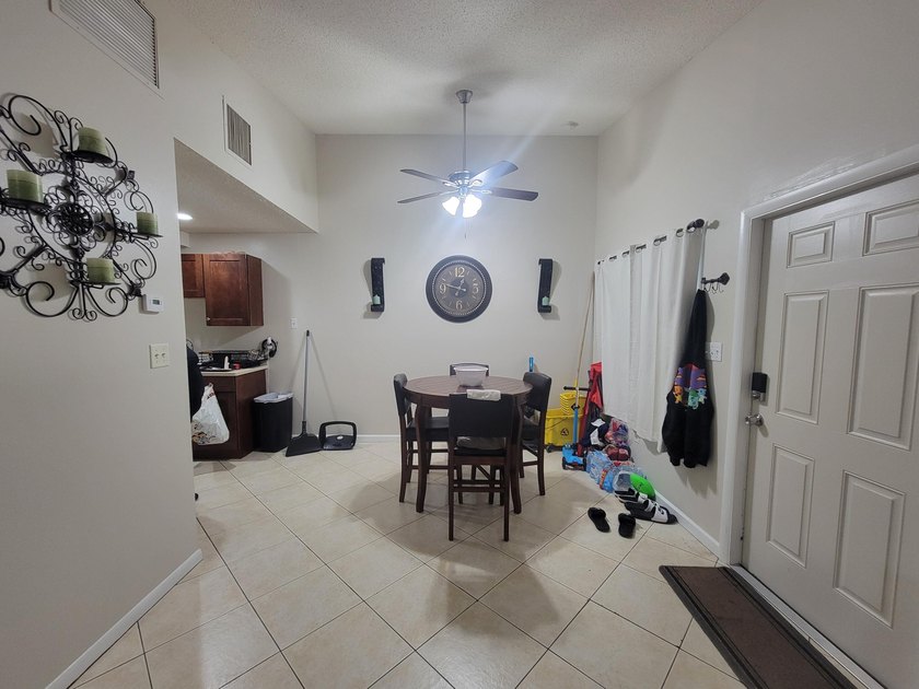 ATTENTION INVESTORS! Nice one-bedroom one and half bath unit in - photo 4
