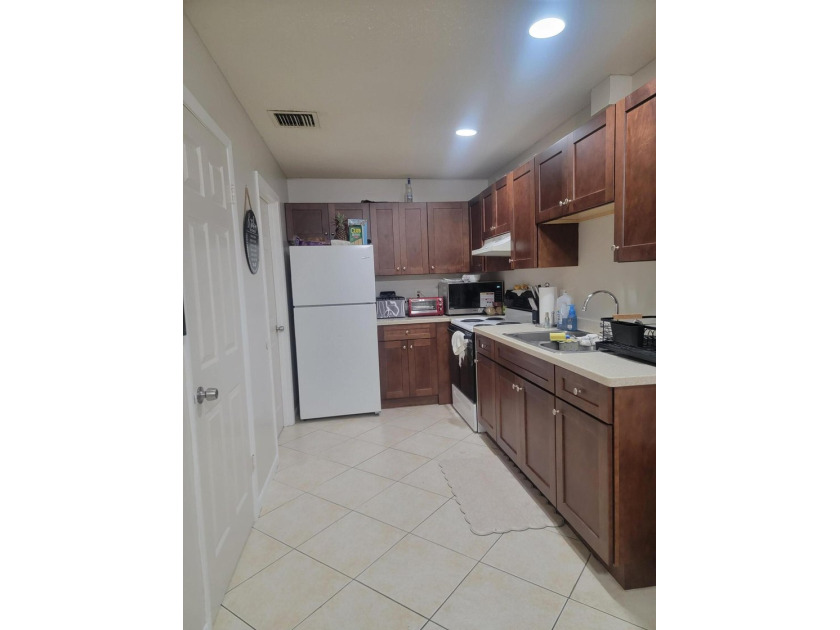 ATTENTION INVESTORS! Nice one-bedroom one and half bath unit in - photo 5