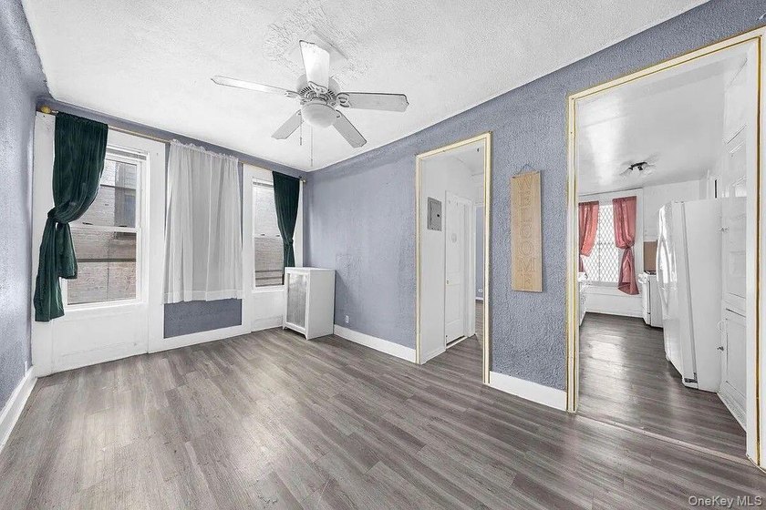 DELIVERED VACANT Ideally located near the Grand Concourse, 1070 - photo 7