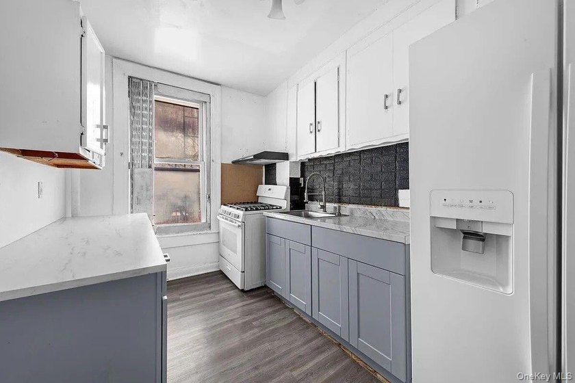 DELIVERED VACANT Ideally located near the Grand Concourse, 1070 - photo 8