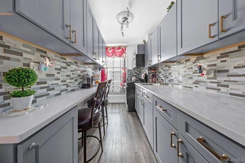 DELIVERED VACANT Ideally located near the Grand Concourse, 1070 - photo 9