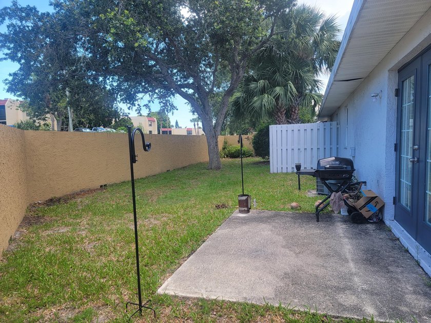 ATTENTION INVESTORS! Nice one-bedroom one and half bath unit in - photo 9