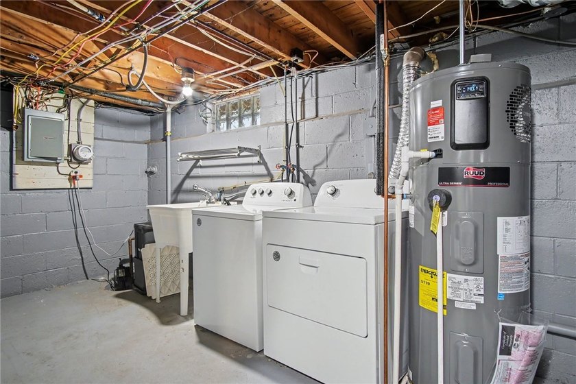 Welcome home to this beautifully updated 3-bedroom, 1.5-bath - photo 23