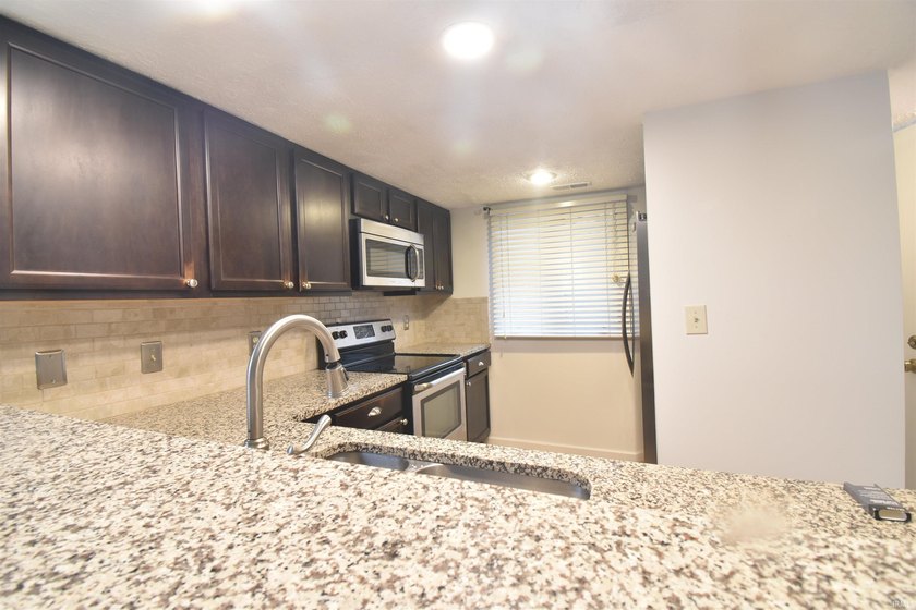 Highly desirable end-unit condo in Waters Edge II at The Pointe - photo 9