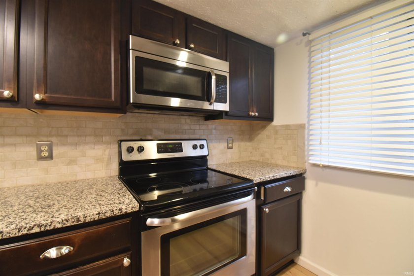 Highly desirable end-unit condo in Waters Edge II at The Pointe - photo 10