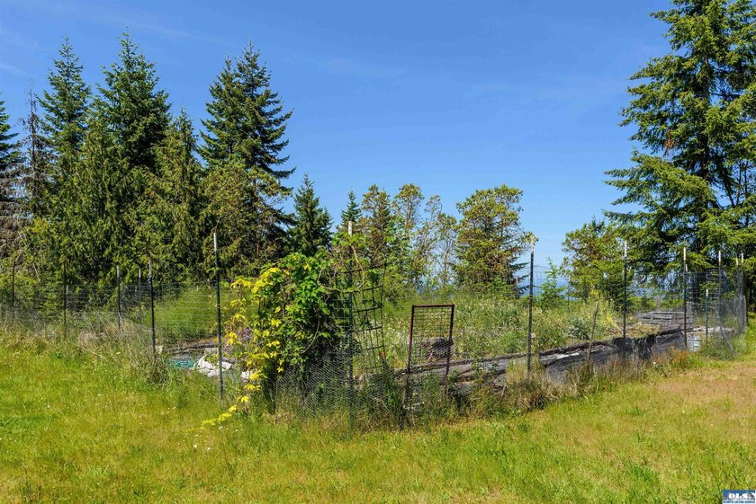 This unbelievable property presents a once-in-a-lifetime - photo 49