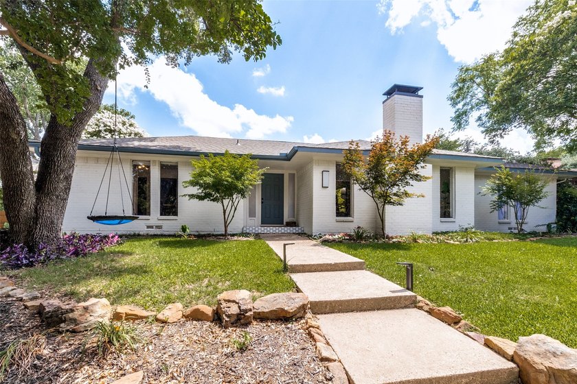Steps from Prairie Creek, this beautifully renovated 4-bed - photo 2