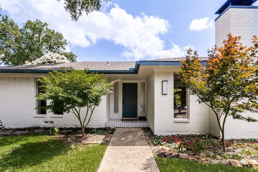 Steps from Prairie Creek, this beautifully renovated 4-bed - photo 3
