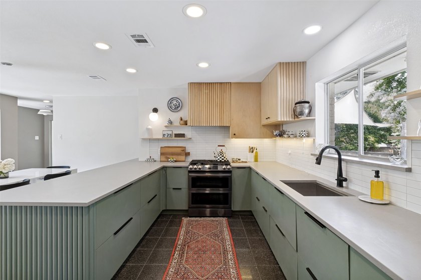 Steps from Prairie Creek, this beautifully renovated 4-bed - photo 10