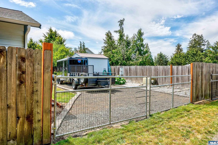Immaculate and move-in ready, this stunning single-story home - photo 47