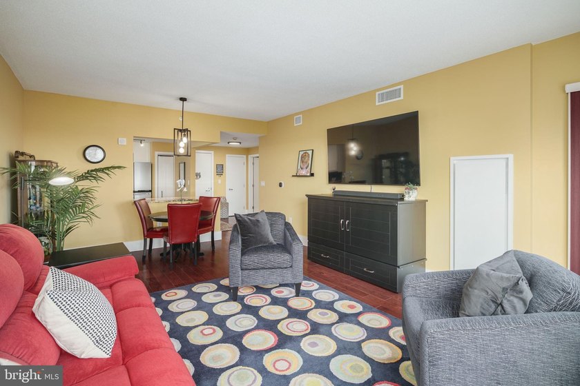 Welcome to elevated waterfront living at Dockside - photo 4