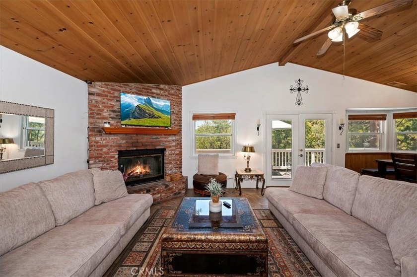 Beautiful Crestline mountain home with serene hillside views and - photo 10