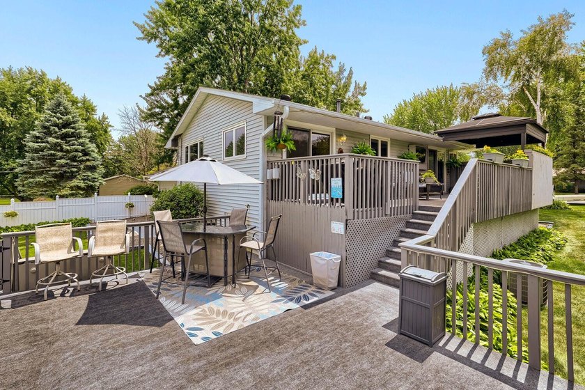 Welcome home to this beautifully maintained split-entry nestled - photo 5