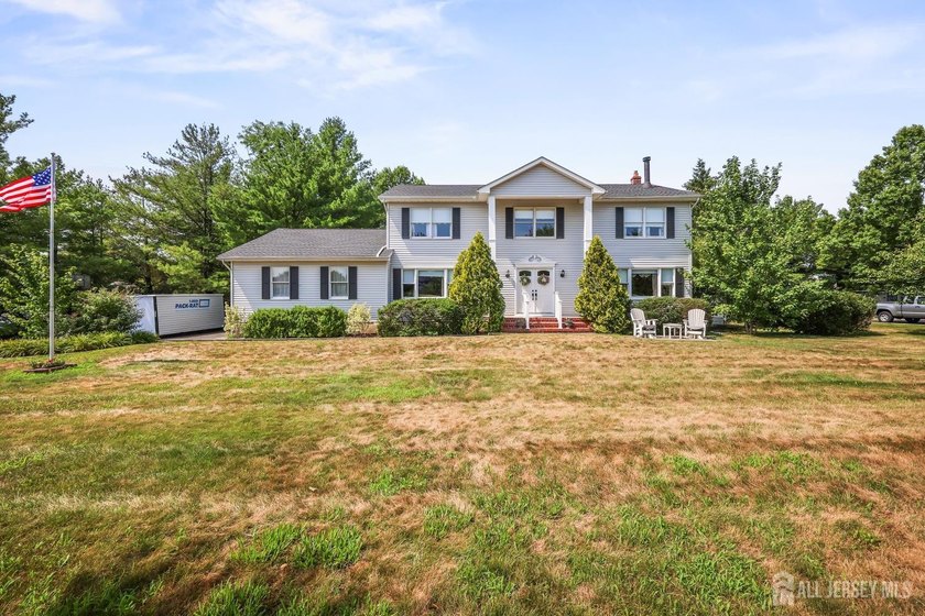 Welcome home! Center Hall Colonial in Heritage Chase with so - photo 2
