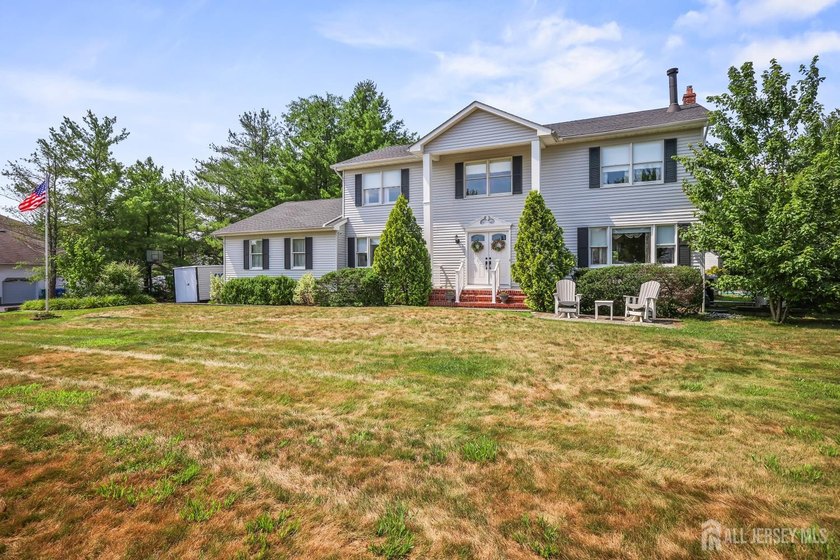 Welcome home! Center Hall Colonial in Heritage Chase with so - photo 3