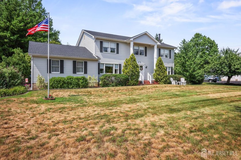 Welcome home! Center Hall Colonial in Heritage Chase with so - photo 4