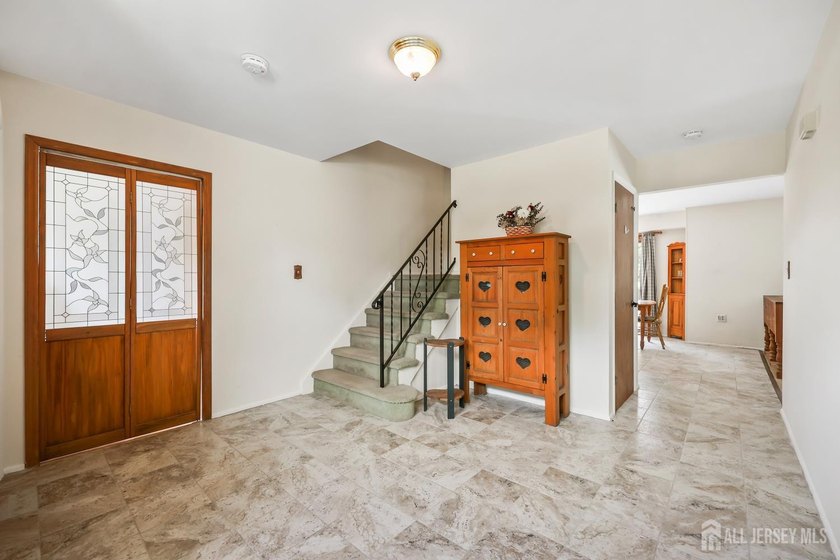 Welcome home! Center Hall Colonial in Heritage Chase with so - photo 6