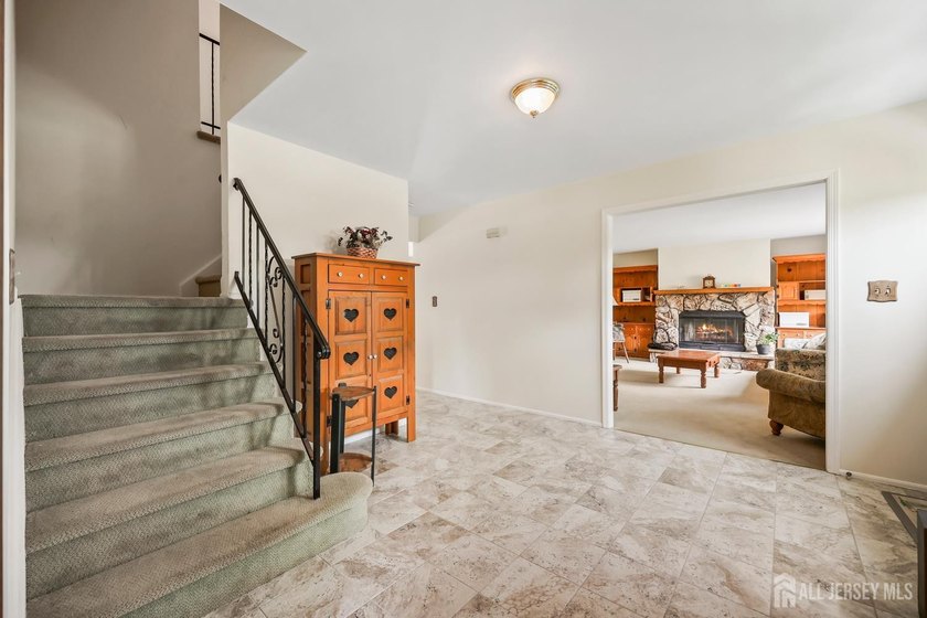 Welcome home! Center Hall Colonial in Heritage Chase with so - photo 7