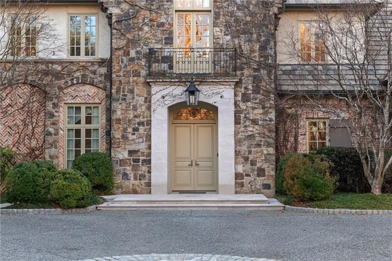 This home is truly magnificent! With its soaring ceilings and - photo 3