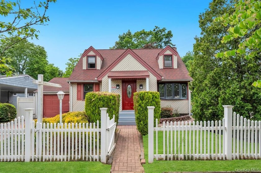 Welcome to this charming Cape Cod home located in the heart of - photo 2