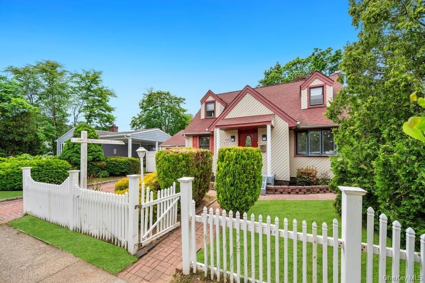 Welcome to this charming Cape Cod home located in the heart of - photo 3
