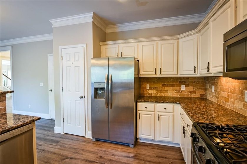Wow, wow, wow! Experience this charming 6-bed and 3.5-bath - photo 11