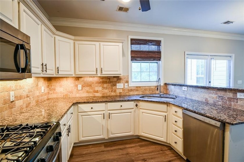 Wow, wow, wow! Experience this charming 6-bed and 3.5-bath - photo 12