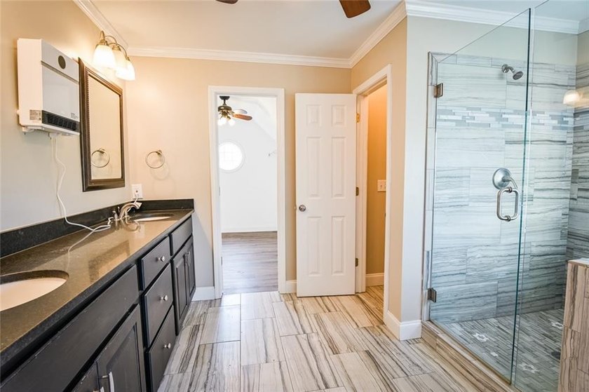 Wow, wow, wow! Experience this charming 6-bed and 3.5-bath - photo 28