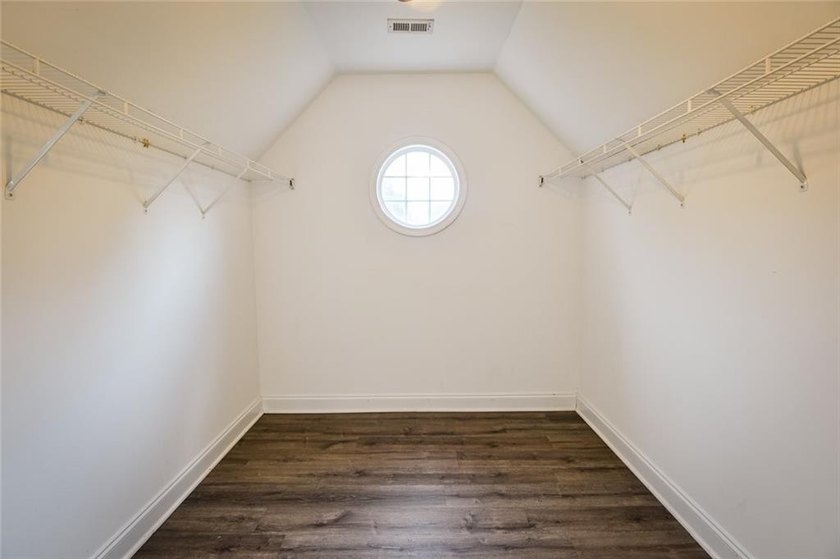 Wow, wow, wow! Experience this charming 6-bed and 3.5-bath - photo 29