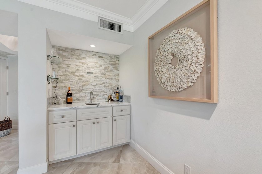 Finest location in Palm Beach, ultra- private, golf course and - photo 10